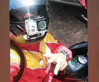 Câmera de ação é presa na frente do capacete: &#34;é para minha segurança&#34; (Foto: Arquivo Pessoal)