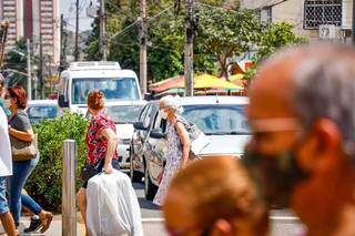 Moradores de Campo Grande nas ruas da cidade (Foto: Henrique Kawaminami/Arquivo)