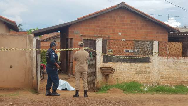 Mulher sai no port&atilde;o de casa e encontra o ex morto depois de ser esfaqueado