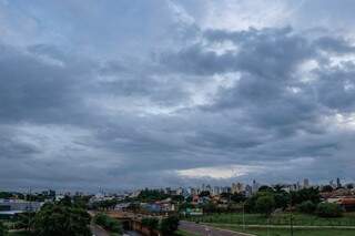 Em Campo Grande, céu amanheceu carregado de nuvens escuras, anunciando a chegada de pancadas de chuvas previstas para a Capital. (Foto: Henrique Kawaminami)