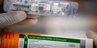 Pesquisador segura doses da Coronavac, vacina contra a covid-19 (Foto: Reprodução/Instituto Butantan)
