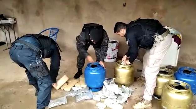 Pol&iacute;cia descobre maconha escondida em botij&otilde;es de g&aacute;s com fundo falso