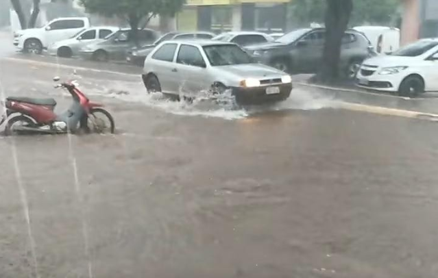 Chuva de 2 horas alaga ruas em v&aacute;rios pontos e causa transtornos a moradores 