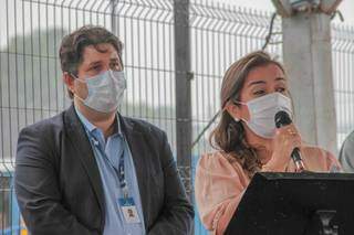 No microfone, a vice-prefeita Adriane Lopes, ao lado do secretário de Saúde, José Mauro Filho, durante inauguração de unidade de saúde em Campo Grande (Foto: Marcos Maluf)