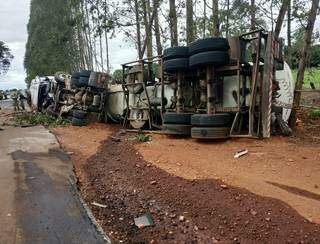 Bitrem carregado com &oacute;leo diesel tomba e derrama 22 mil litros de combust&iacute;vel