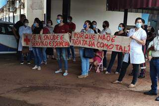 Profissionais de enfermagem durante protesto hoje na sede da prefeitura (Foto: Divulgação)