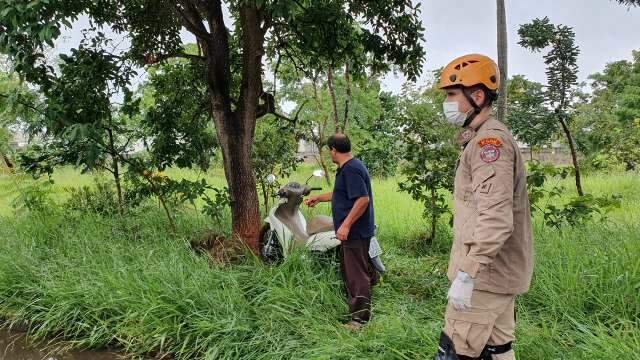 Motociclista sofre mal súbito e bate em árvore na Cidade Jardim 