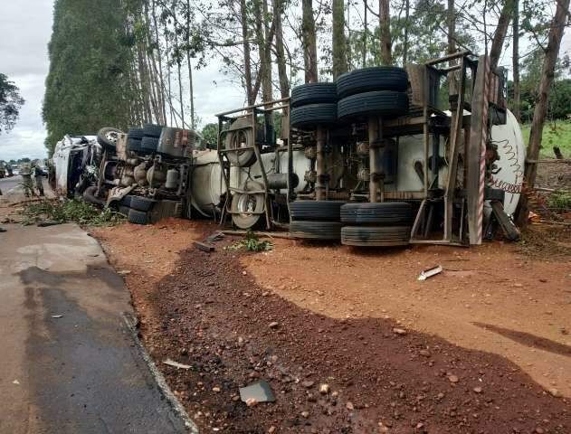 Bitrem carregado com &oacute;leo diesel tomba e derrama 22 mil litros de combust&iacute;vel