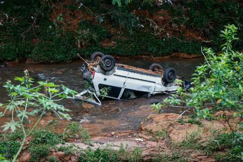 Carro cai no Rio Anhanduí e deixa trânsito lento na Avenida Ernesto Geisel