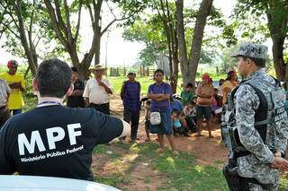 Equipe da Força Nacional e integrante do MPF em aldeia de Dourados (Foto-Arquivo)