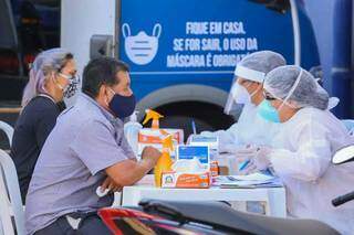 População faz exame para detectar covid-19 em Campo Grande (Foto: Marcos Maluf/Arquivo)