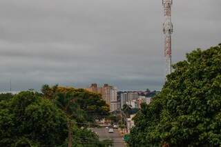 Na Capital, céu amanheceu nublado com temperatura mínima de 22°C. (Foto: Henrique Kawaminami)