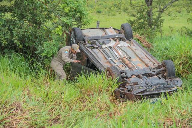 Na chuva, condutor dorme ao volante e Corolla comprado h&aacute; uma semana capota