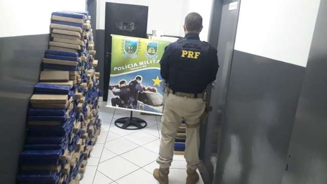 Ap&oacute;s persegui&ccedil;&atilde;o, carro &eacute; apreendido carregado de maconha