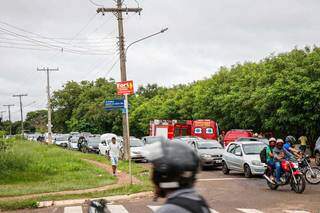 Trânsito ficou lento no trecho onde ocorreu o acidente. (Foto: Henrique Kawaminami)