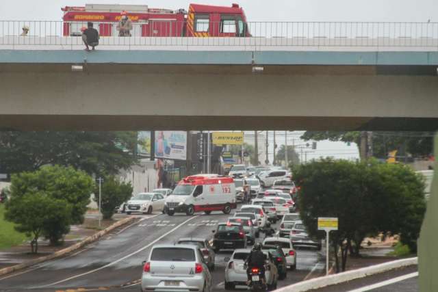 Tr&acirc;nsito &eacute; fechado na Afonso Pena ap&oacute;s jovem amea&ccedil;ar pular de viaduto 