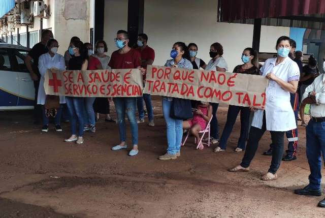 Prefeito parcela sal&aacute;rios deixados por antecessora e vira alvo de protesto
