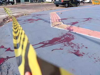 Vítima foi encontrada caída em calçada, no cruzamento da Rua Ceará com São Borja, com forte hemorragia (Foto:Henrique Kawaminami)