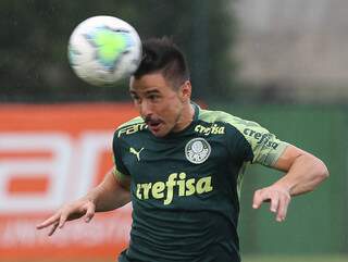 Atacante Willian cabeceia a bola durante treino no Palmeiras (Foto: Divulgação)