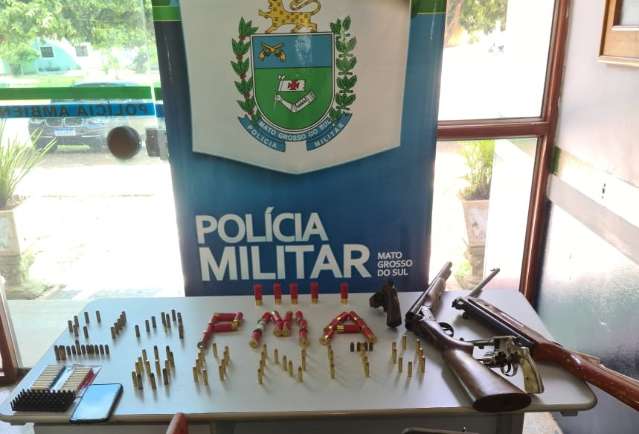 Tr&ecirc;s s&atilde;o presos com armas, uma de uso restrito, 300 kg de carne e muni&ccedil;&otilde;es