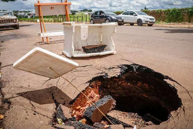 Drenagem n&atilde;o suporta volume de chuva e abre buraco na Salgado Filho