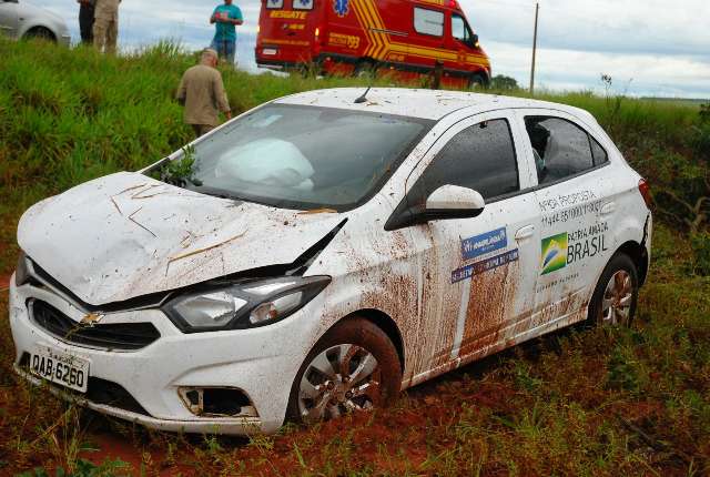 Carro da prefeitura fica danificado ap&oacute;s aquaplanar e sair da pista na MS-338