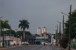 Amanhecer visto da Avenida Fernando Corrêa da Costa, em Campo Grande (Foto: Henrique Kawaminami)