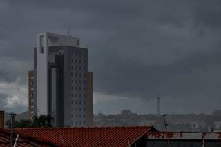 Tempo chuvoso em Campo Grande na tarde deste sábado (16). (Foto: Henrique Kawaminami)