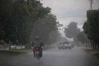 Chuva atingiu várias regiões da Capital neste sábado (Foto: Henrique Kawaminami)
