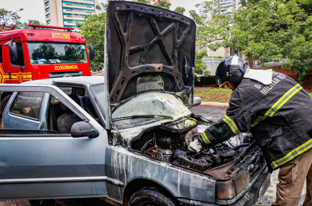 Carro pega fogo no meio da rua e assusta motorista a caminho do trabalho 