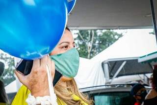 Flávia levou balões ao hospital para saudar a vida do pai. (Foto: Henrique Kawaminami)