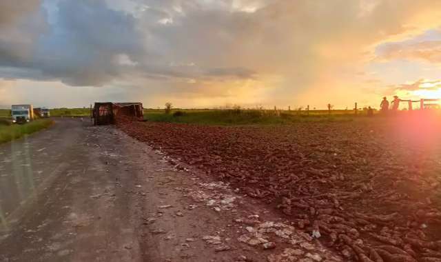 Caminh&atilde;o carregado com mandioca tomba e 2 pessoas ficam feridas