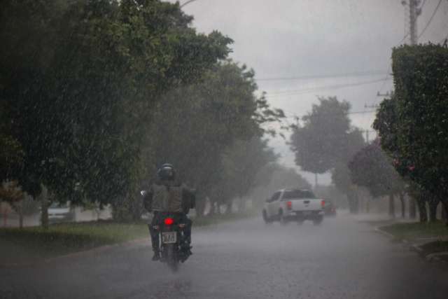 Com ventos de at&eacute; 50 km/h, chuva acumula 8 mm e deixa temperatura amena