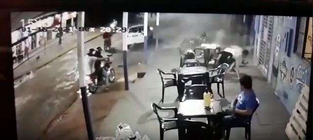 Pistoleiro em moto matou dois homens e deixou outros dois feridos em atentado