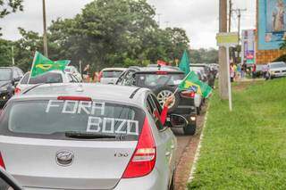 Veículo com escrita contra Bolsonaro em protesto. (Foto: Silas Lima)