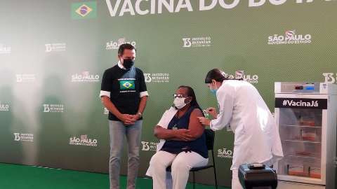 Enfermeira de SP é a primeira a receber vacina contra covid no Brasil