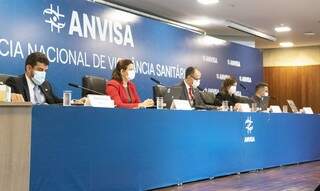 Diretores da Anvisa reunidos em Brasília para decidir sobre uso de vacinas contra o novo coronavírus. (Foto: Agência Brasil)