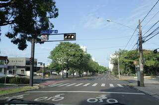 Avenida na Capital vazia em março, no começo da pandemia. (Foto: Kisie Ainoã/Arquivo Campo Grande News)