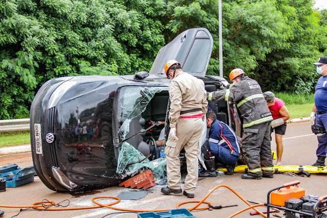 Ap&oacute;s capotagem, bombeiros usam desencarcerador para retirar condutor de carro