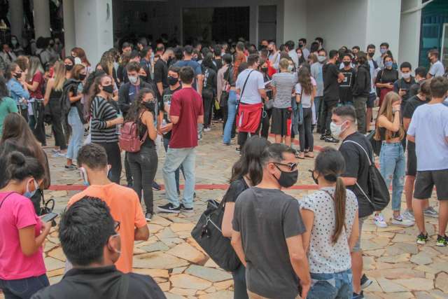 No Enem da pandemia, candidatos se aglomeram antes da prova