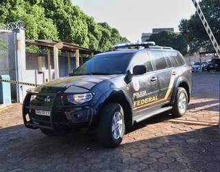 Viatura da Polícia Federal em frente a Superintendência Regional, em Campo Grande. (Foto: Arquivo / Campo Grande News)
