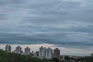 Tempo nublado na região do bairro São Francisco, em Campo Grande (Foto: Marcos Maluf)