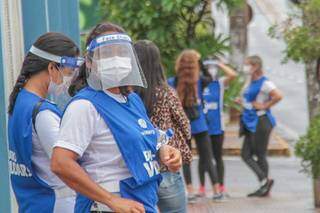 Auxiliares da prova usavam máscara e face shields (Foto: Marcos Maluf)