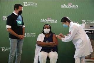 Mônica Calazans, enfermeira em São Paulo, a 1ª a ser vacinada contra covid no Brasil (Foto/Divulgação: governo de SP)