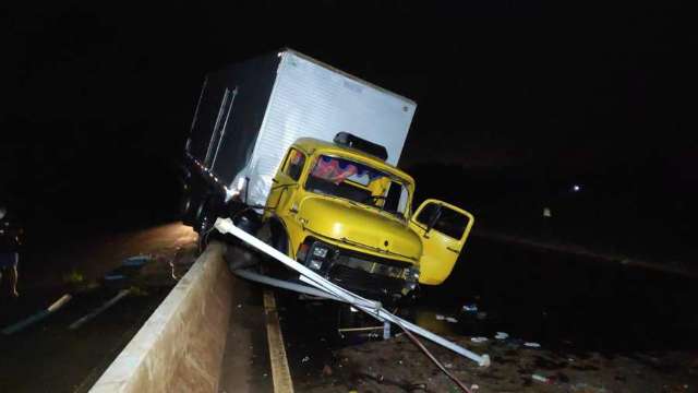 Caminh&atilde;o derruba poste e fica preso em mureta com pneus suspensos ap&oacute;s acidente 