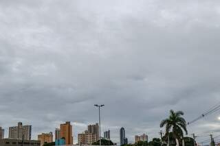 Na Capital, dia amanheceu com céu nublado. (Foto: Henrique Kawaminami)