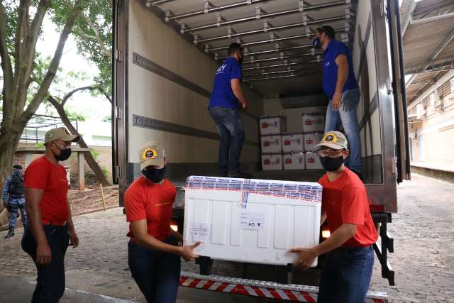 Doses saem &agrave; noite e vacina&ccedil;&atilde;o no interior come&ccedil;a j&aacute; nesta ter&ccedil;a