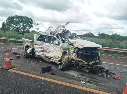 Identificadas v&iacute;timas que morreram em acidente entre carreta e caminhonete
