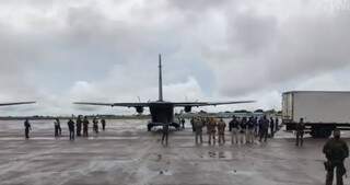 Avião da FAB na Base Aérea de Campo Grande; mais de 158 mil doses da vacina foram trazidas de São Paulo