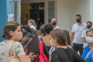 Estudantes chegam à Uniderp, um dos locais de prova em Campo Grande (Foto: Marcos Maluf)